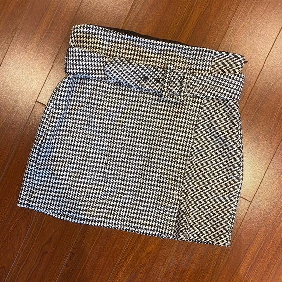 Mini Skirt - Picture 2 of 6